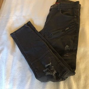 Young men‘s distressed slim fit jean